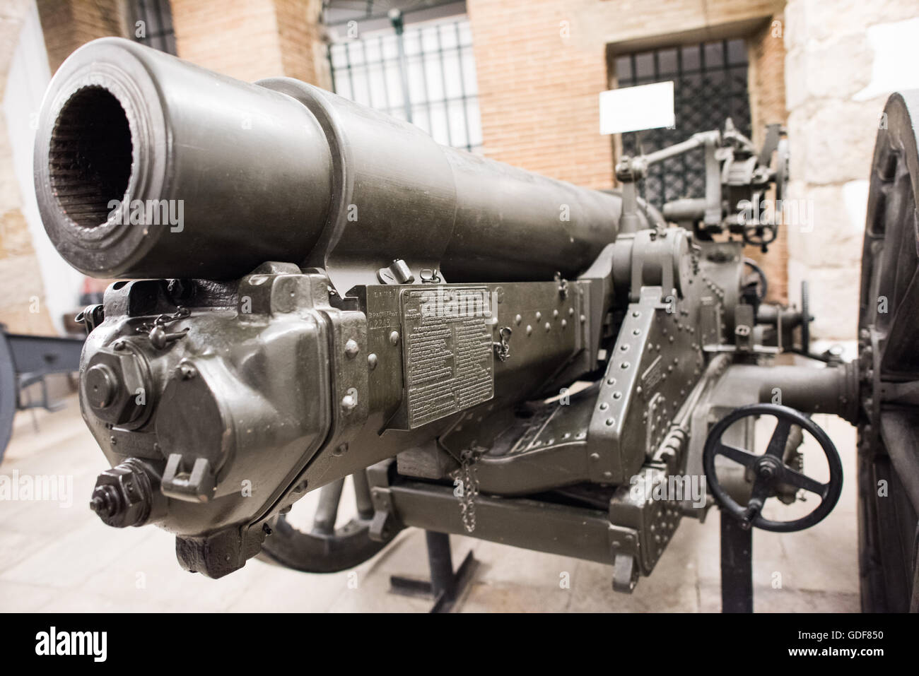 Lisbona, Portogallo - un britannico 6 pollici obice ML/1/L-Vickers dalla Prima Guerra Mondiale in Francia. Alloggiato nel vecchio armeria, Lisbona Museo Militare di vetrine 500 anni di portoghese storia militare, con molti dei reperti in opulently decorate stanze dell'edificio storico. Foto Stock