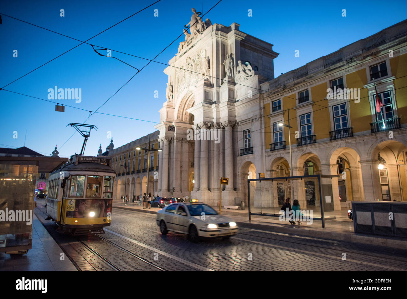 Arco da Rua Augusta Commerce Square Lisbona // LISBONA, Portogallo — Arco da Rua Augusta su Prac do Comércio. Conosciuta come Piazza del commercio in inglese, Praca do Comércio è una piazza storica nel quartiere Pombaline Downtown di Lisbona, vicino al fiume Tago. L'Arco fu costruito per commemorare la ricostruzione della città dopo il terremoto del 1755. Le sculture in cima all'arco rappresentano la gloria che gratifica il valore e il genio. Foto Stock