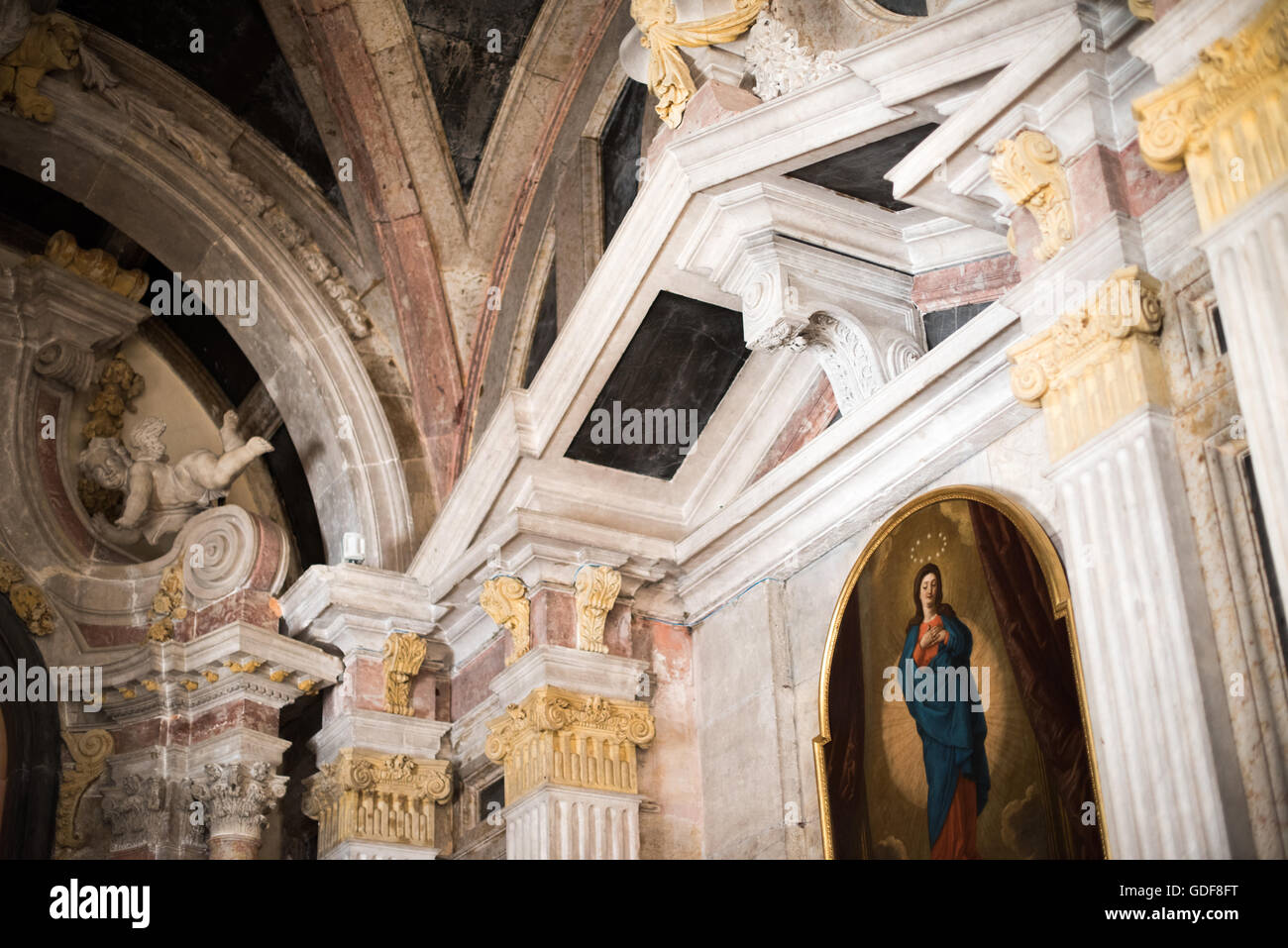 Cappella di Sant'Antonio in marmo policromo Lisbona Portogallo // LISBONA, Portogallo — secondo la tradizione, la Cappella di Sant'Antonio era la cella in cui Sant'Antonio fu internato mentre un canonico regolare di Sant'Agostino. La cappella è stata completata nel 1740 ed è degno di nota per la sua decorazione ornamentale in marmo policromo. Il Monastero di São Vicente de Fora è una chiesa e monastero del XVII secolo nel quartiere Alfama di Lisbona. Presenta sezioni ornamentali in stile barocco e il Pantheon di Braganza, dove sono sepolti i re che governarono il Portogallo tra il 1640 e il 1910. Foto Stock