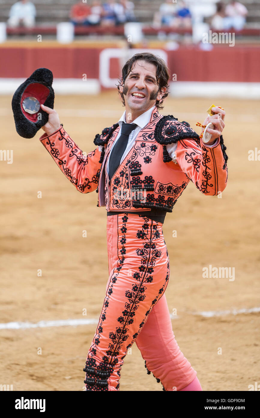 Il torero spagnolo Juan Jose Padilla saluto il pubblico con il suo cappello  in mano in gratitudine per la sua corrida nella bolla Foto stock - Alamy