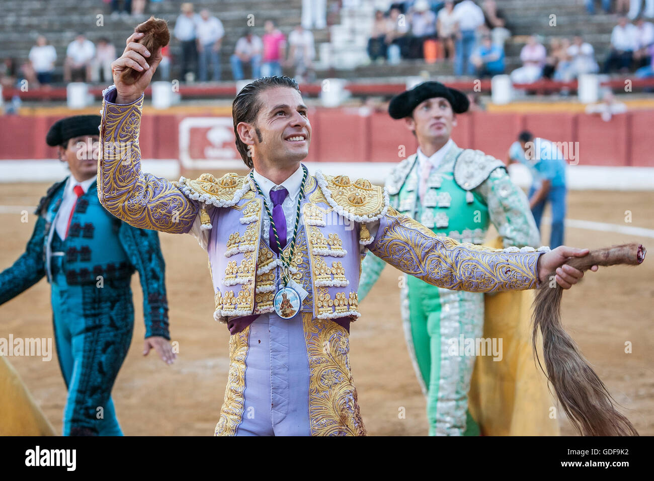 Il torero spagnolo David Valiente alla tornitura di onorare con un orecchio in mano, andujar, Spagna Foto Stock