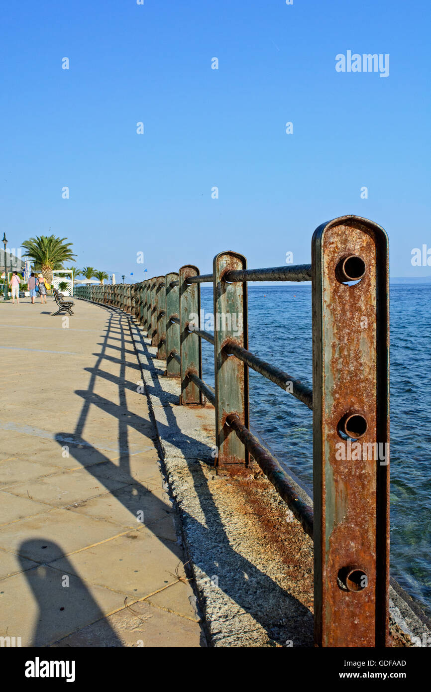 Corroso recinzione metallica sulla passeggiata a mare. Foto Stock