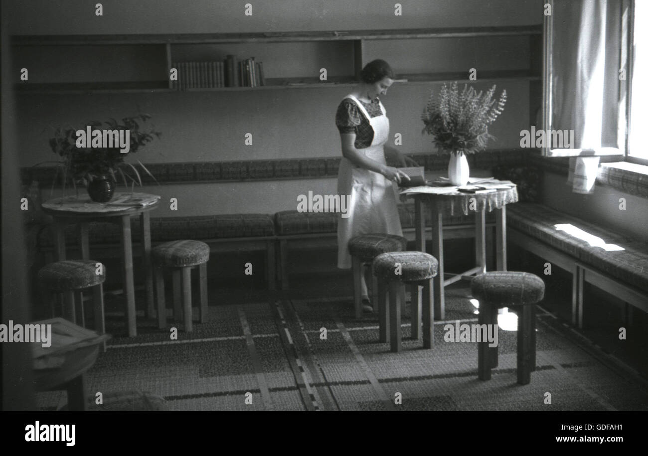 1930s, storico, una femmina di infermiera in un'area di attesa per ragazze madri gestito dai Sudeti partito tedesco, SDP, in Lauterbach, nel Sudetenland, pre-WW11 Cecoslovacchia. Foto Stock