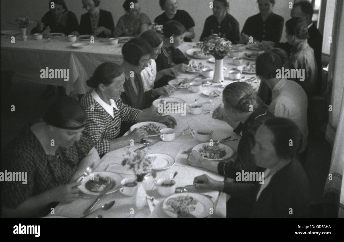 1930s, storico, donna avente un pasto in un ostello o in casa per ragazze madri gestito dai Sudeti partito tedesco, SDP, Lauterbach, Sudetenland, in pre-WW11 Cecoslovacchia Foto Stock