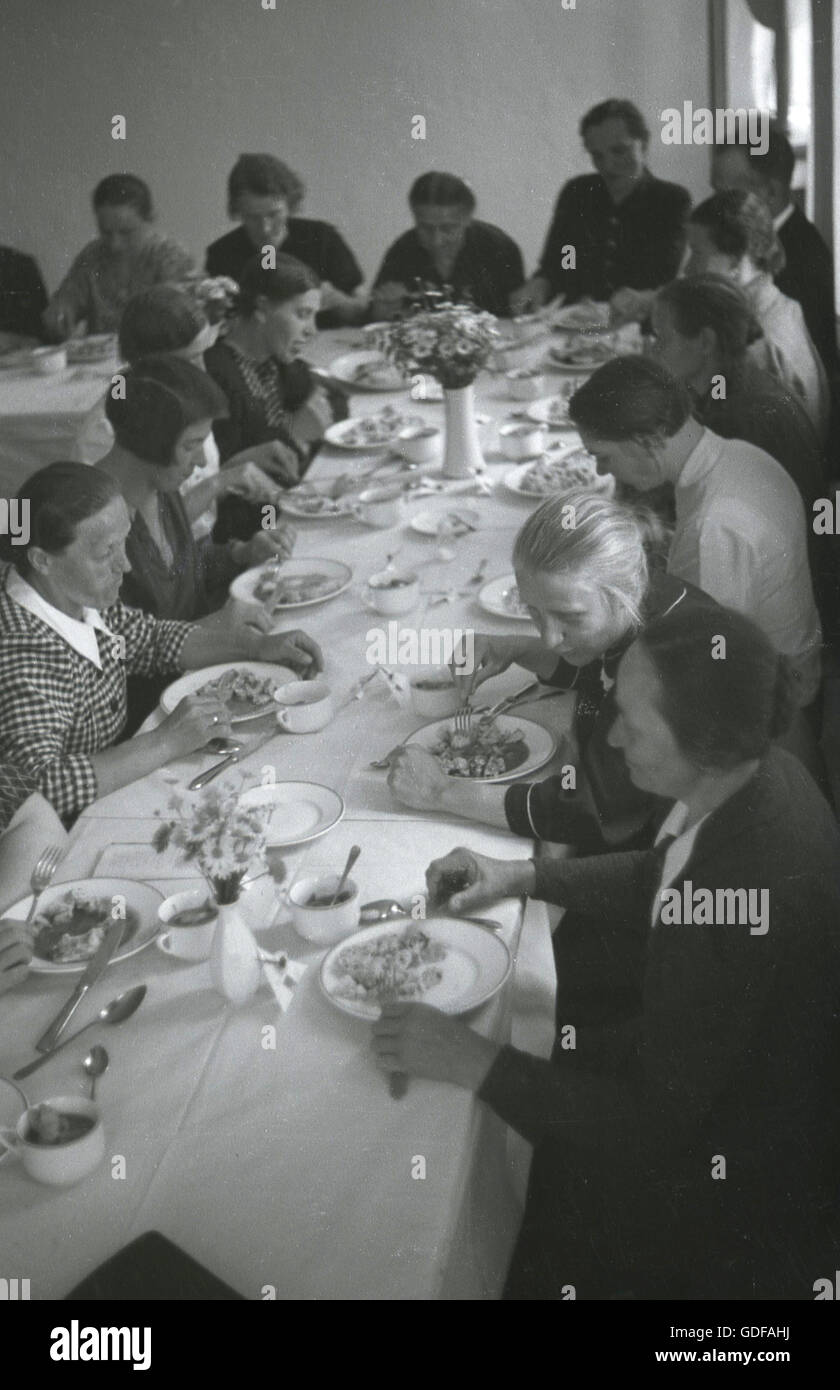 1930s, storico, le persone aventi un pasto in un ostello o in casa per ragazze madri gestito dai Sudeti partito tedesco, SDP, Lauterbach, Sudetenland, in pre-WW11 Cecoslovacchia Foto Stock