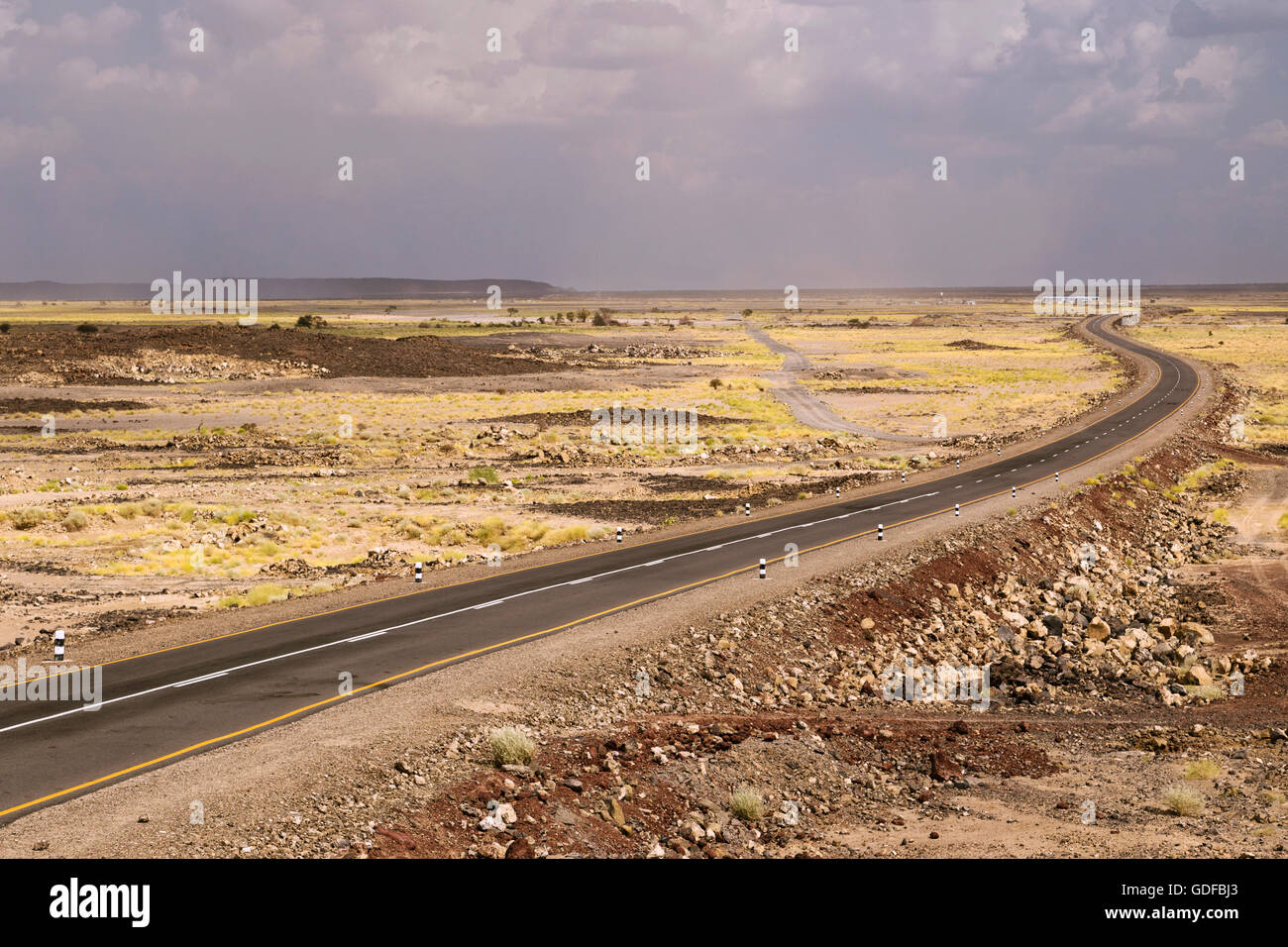 Nuova strada asfaltata che attraversa il Danakil depressione di Afar, Triangolo, Etiopia Foto Stock