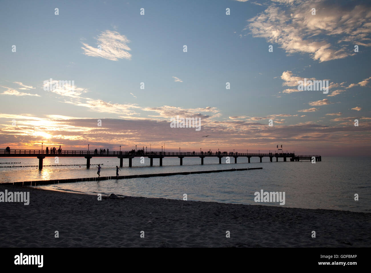 Sunset Pier, Mar Baltico località di Zingst, Meclemburgo-Pomerania Occidentale Foto Stock