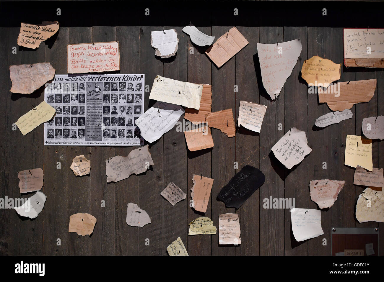 Annunci di ricerca, un elenco con i nomi dei parenti scomparsi, mostre, museo, mostra interattiva, "La storia di Berlino', Berlino Foto Stock