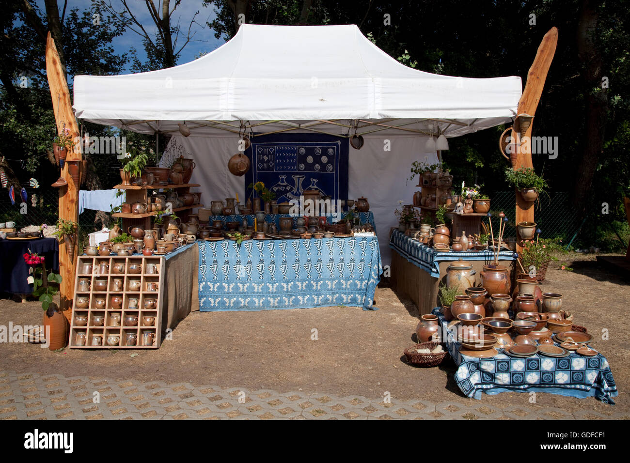 Stand con prodotti di ceramica, Mar Baltico località di Ahrenshoop, Fischland, Meclemburgo-Pomerania Occidentale Foto Stock