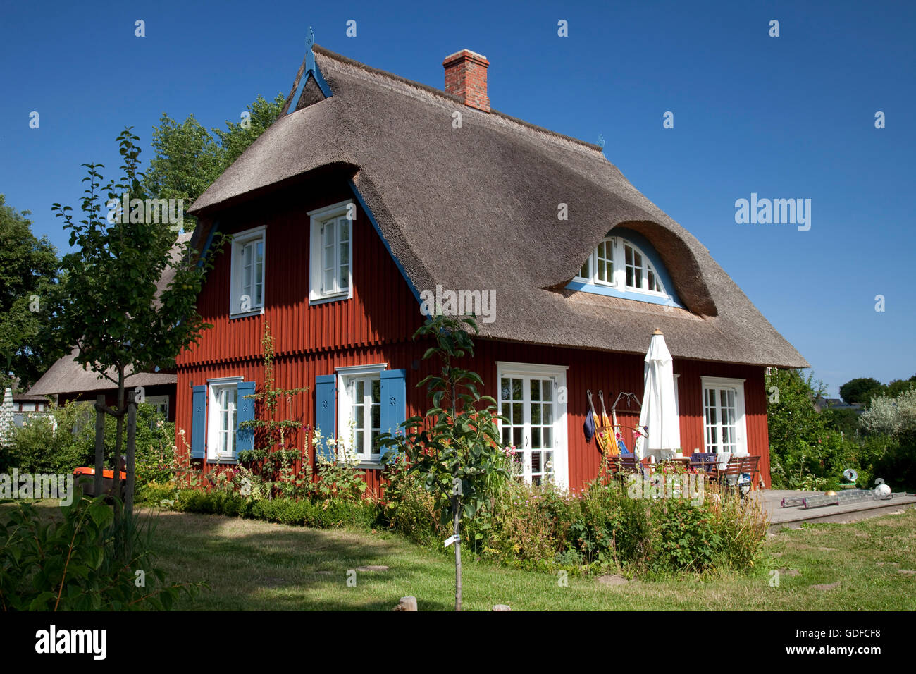Cottage con il tetto di paglia, Mar Baltico località di Ahrenshoop, Fischland, Meclemburgo-Pomerania Occidentale Foto Stock