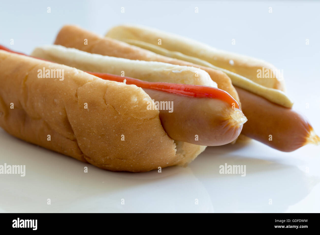 Coppia Hot Dogs Close Up su sfondo bianco. Foto Stock