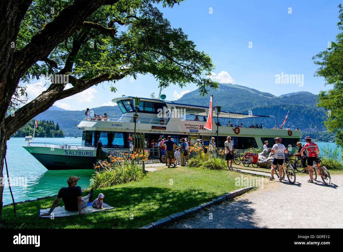 Sankt Gilgen: Escursione in barca sul lago Wolfgangsee presso il dock Fürbergbucht, Austria, Salisburgo, Salzkammergut Foto Stock