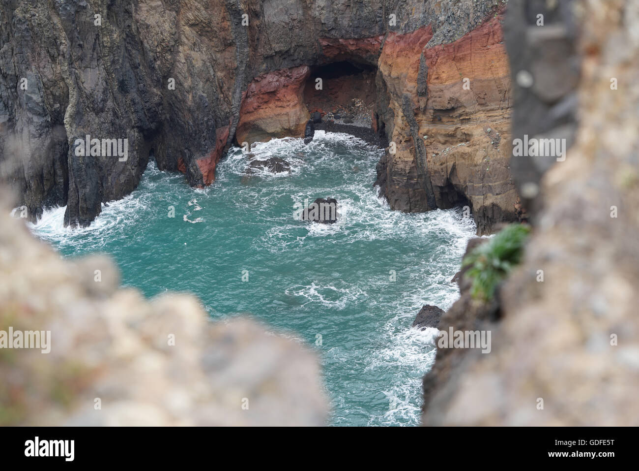 Vista dell'oceano in una baia vulcanica Foto Stock