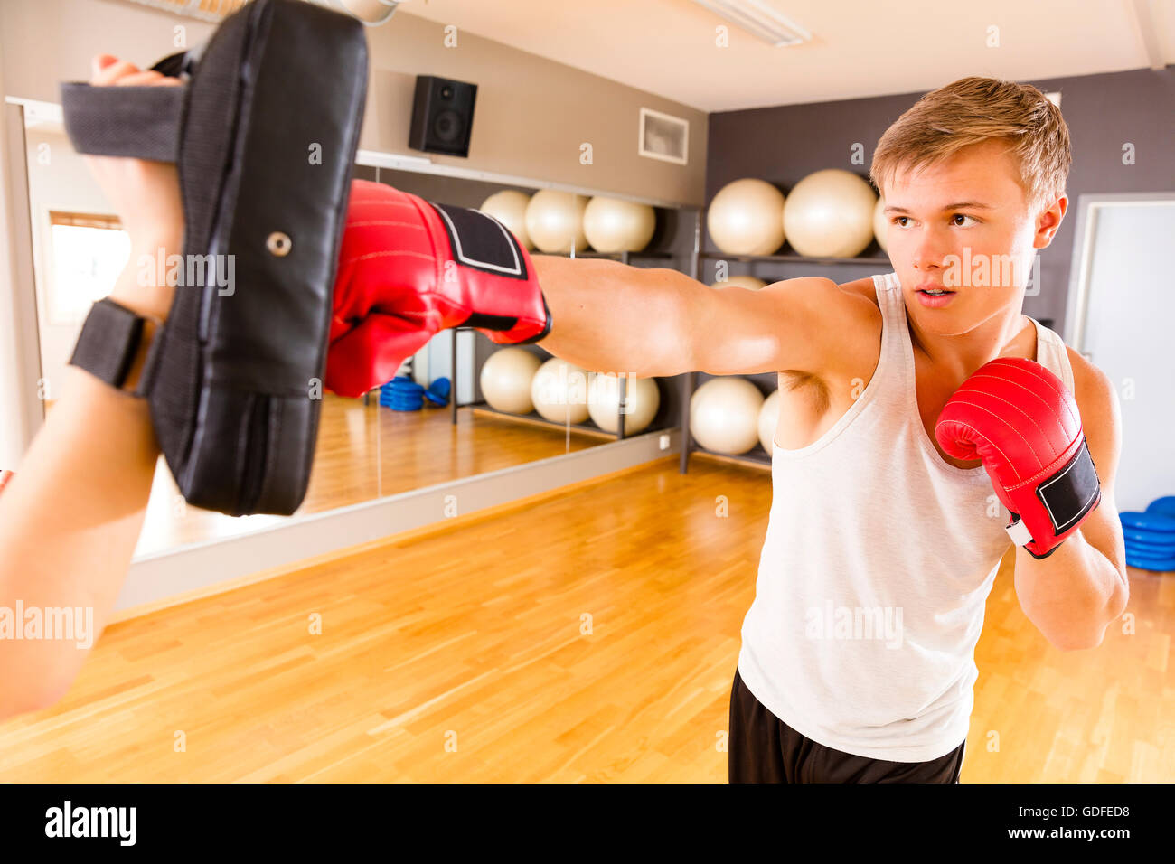 Focalizzata l uomo boxing training presso la palestra fitness Foto Stock
