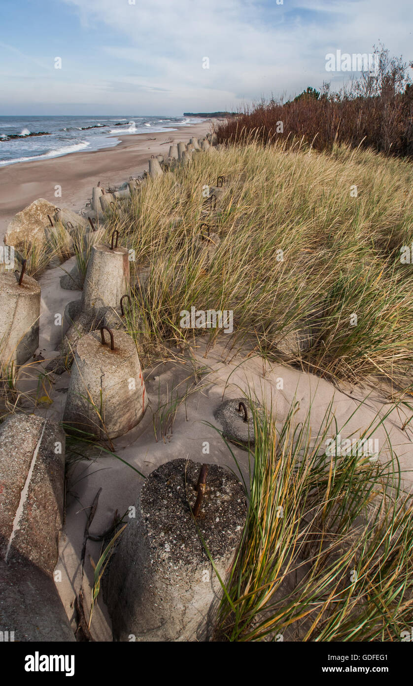 Massi di calcestruzzo in spiaggia a nord della Polonia Foto Stock
