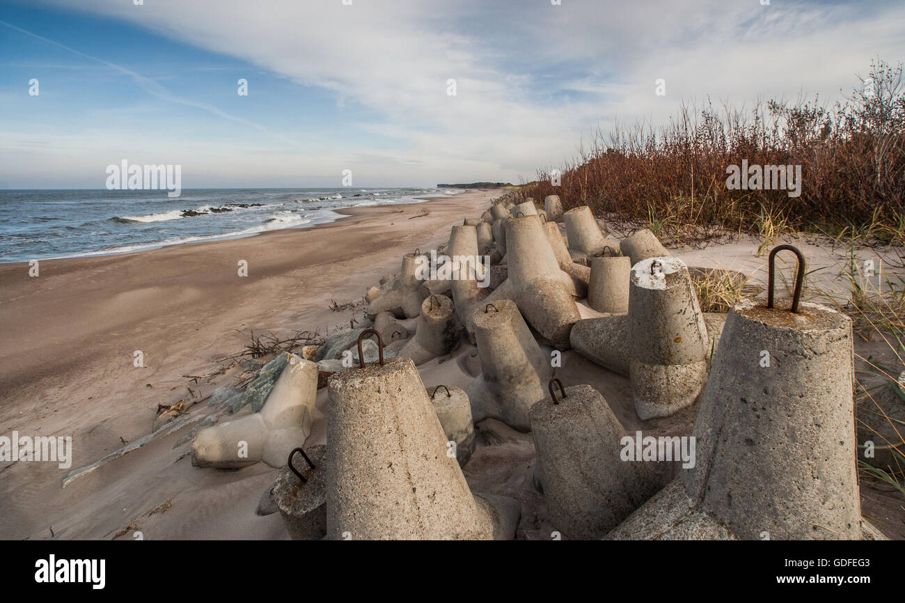 Massi di calcestruzzo in spiaggia a nord della Polonia Foto Stock
