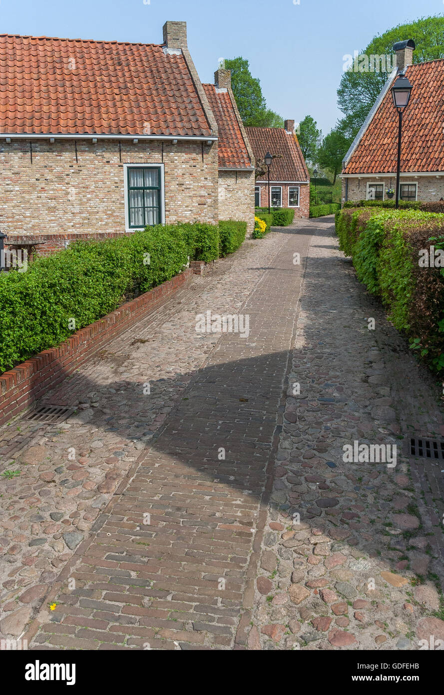 La vecchia strada del villaggio restaurato di Boertange a Groningen, Paesi Bassi Foto Stock