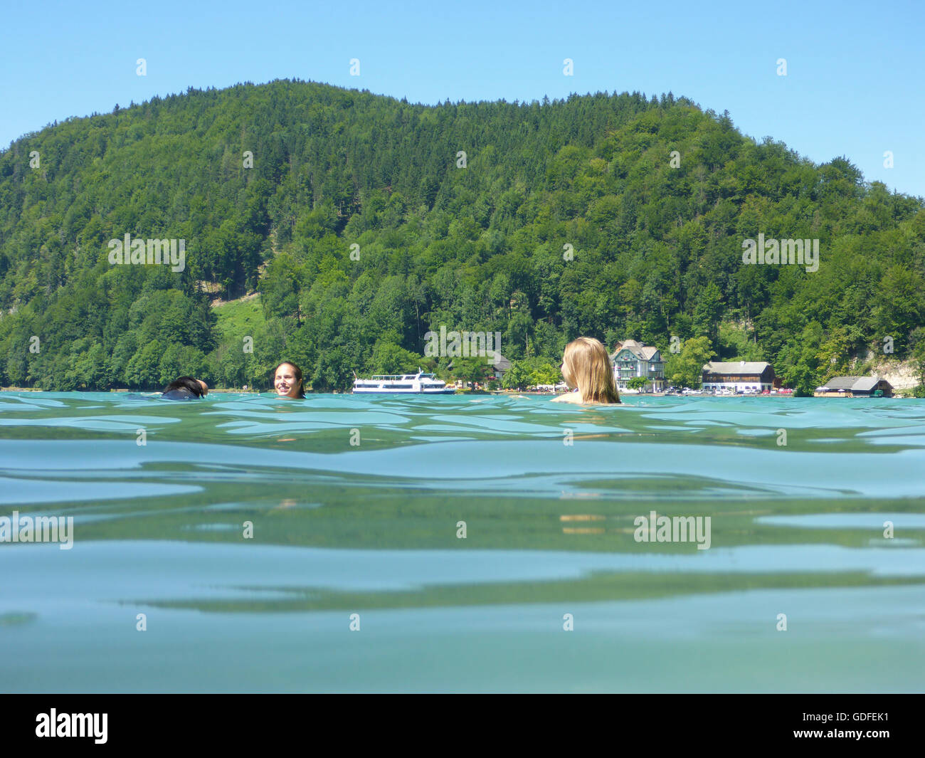 Sankt Gilgen: bay Fürbergbucht nel lago Wolfgangsee, i bagnanti con il cane, Austria, Salisburgo, Salzkammergut Foto Stock