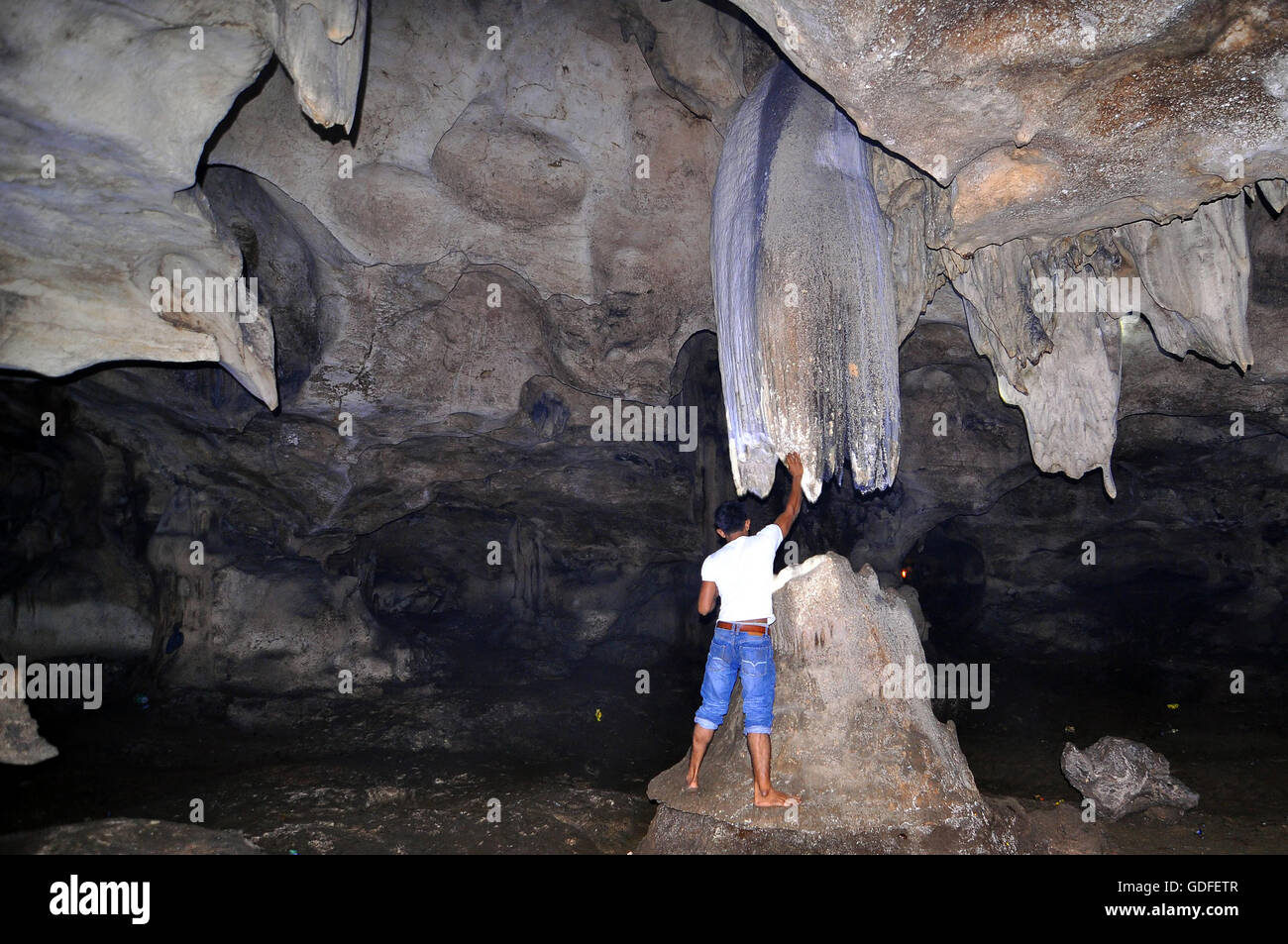 Indonesia. 10 Luglio, 2016. Sette Grotte è una grotta che è considerata come una reliquia della storia del popolo nella zona Laweung. Ada sette porte principali nella caverna di sette. Sette della porta presenta un lato diverso. All'interno della grotta ci sono sette laweung anche carving lafadz Dio è scritto chiaramente sulle rocce della grotta. Questa grotta, circondata da rocce e non di montagne boscose. situato in Jl. Banda Aceh - Medan KM 100, Laweung village. © Azwar/Pacific Press/Alamy Live News Foto Stock