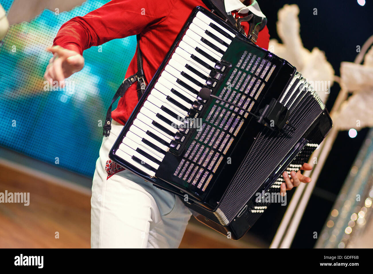 Musicista che suona la fisarmonica immagini e fotografie stock ad alta