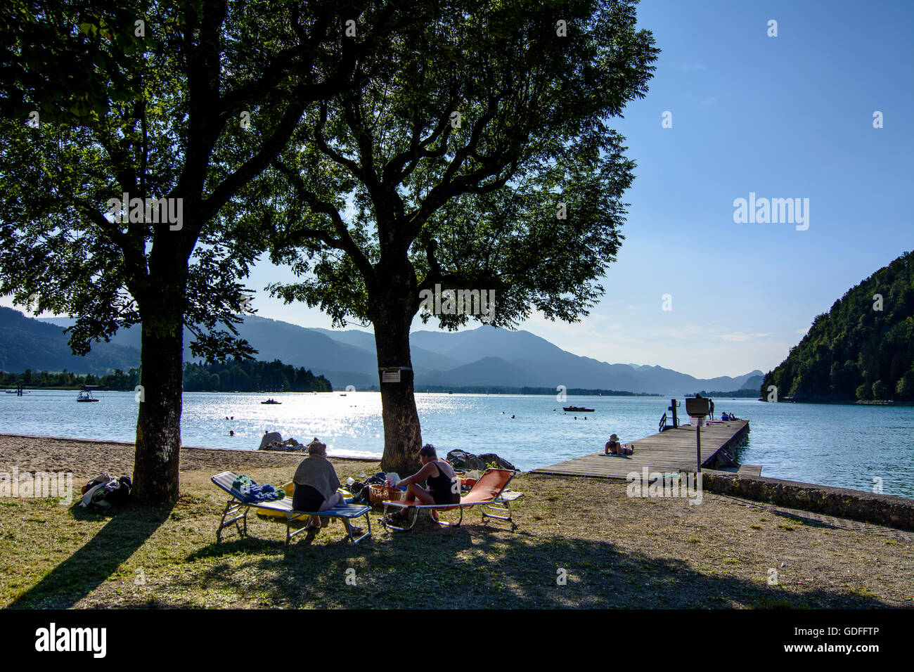 Strobl: il lago Wolfgangsee con pontile e bagnanti, Austria, Salisburgo, Salzkammergut Foto Stock