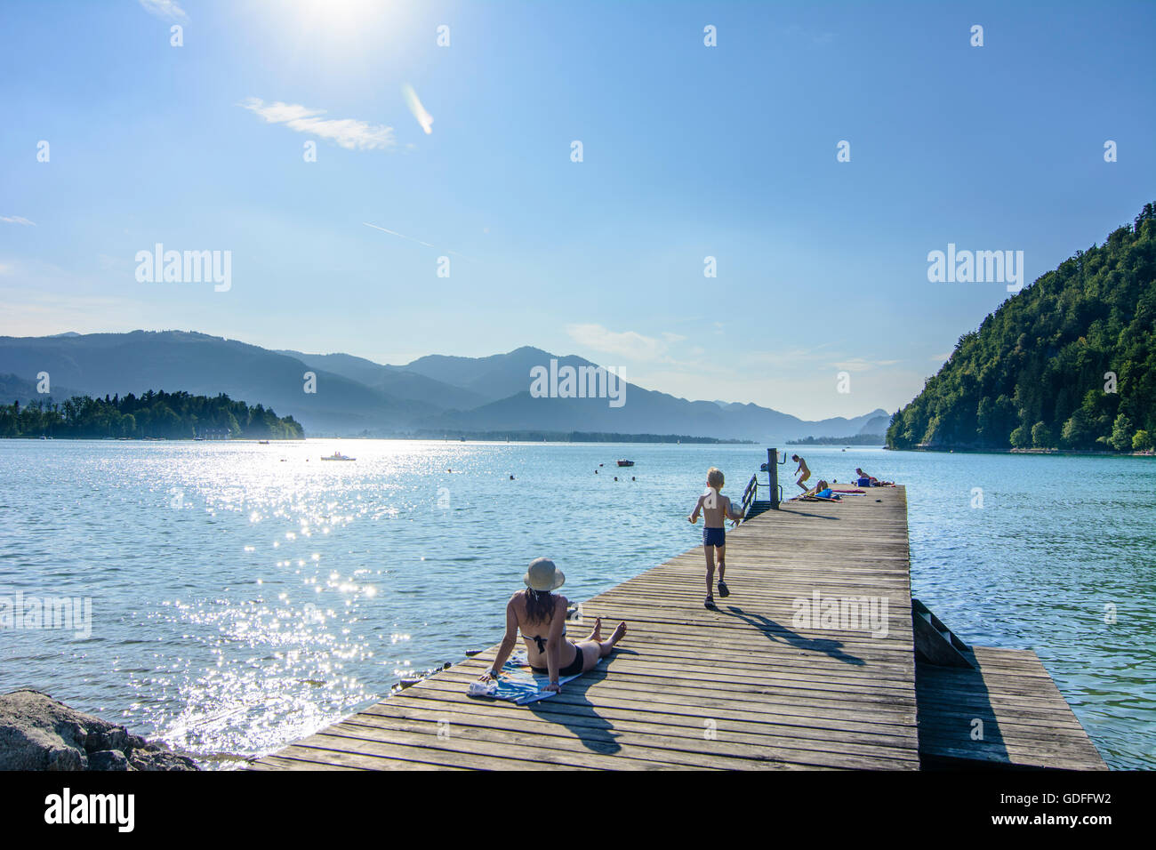 Strobl: il lago Wolfgangsee con pontile e bagnanti, Austria, Salisburgo, Salzkammergut Foto Stock