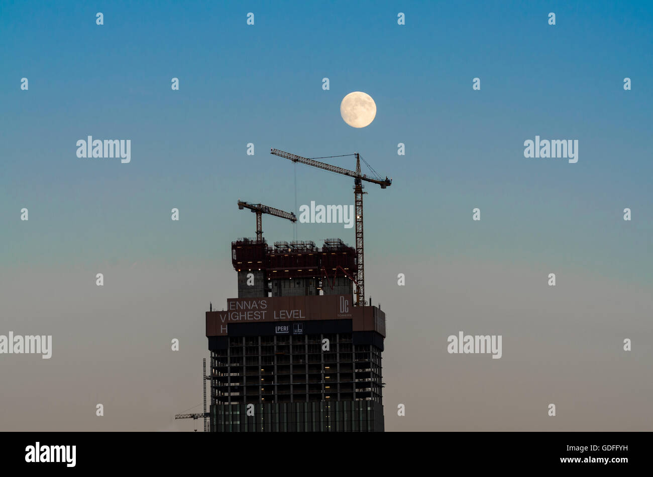 Wien, Vienna: la costruzione della torre blocco DC ( Donau City ) Torre 1, gru da cantiere, luna piena, Austria, Wien, 22. Foto Stock