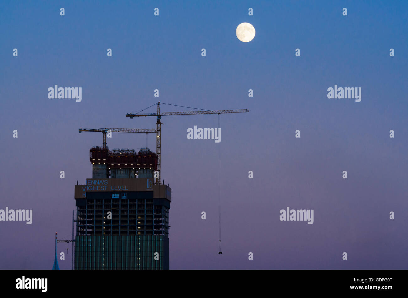 Wien, Vienna: la costruzione della torre blocco DC ( Donau City ) Torre 1, gru da cantiere, luna piena, Austria, Wien, 22. Foto Stock