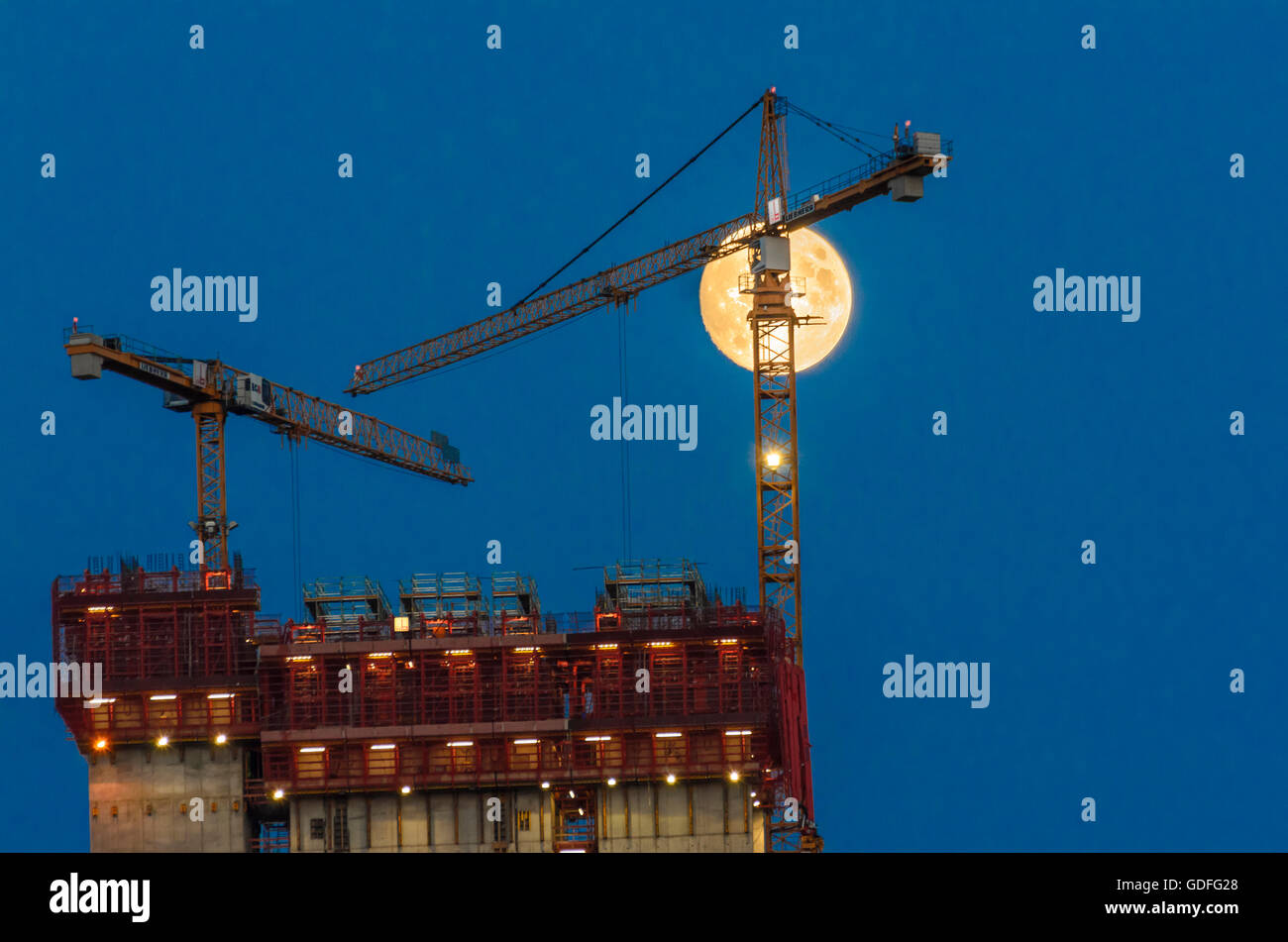 Wien, Vienna: la costruzione della torre blocco DC ( Donau City ) Torre 1, gru da cantiere, luna piena, Austria, Wien, 22. Foto Stock
