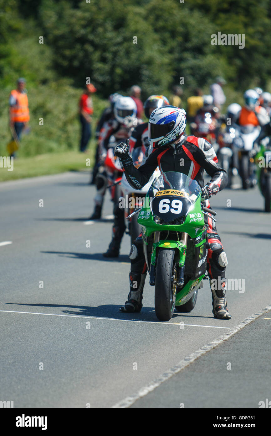 Darryl Tweed all'inizio dell'Oceano Motor Village 250/650cc gara- Luglio 14. 2016 - Il Sud 100 gare su strada, Billown Circui Foto Stock