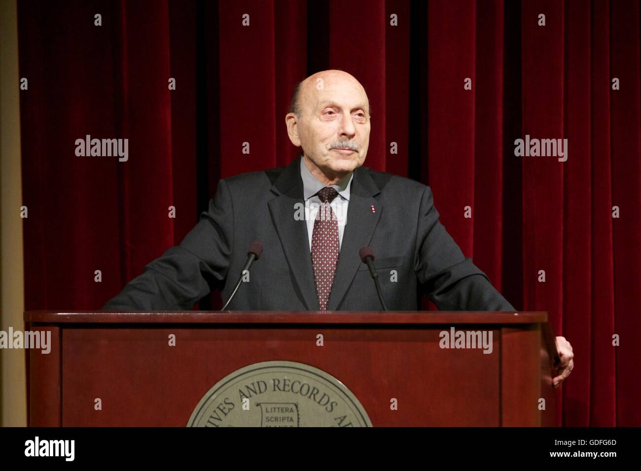 Autore di Stanley Weintraub discute il suo libro - un Natale lontano da casa: una storia epica di coraggio e di sopravvivenza durante la Guerra di Corea durante un libro firma presso l'U.S. Archivi Nazionali Dicembre 4, 2014 a Washington, DC. Foto Stock