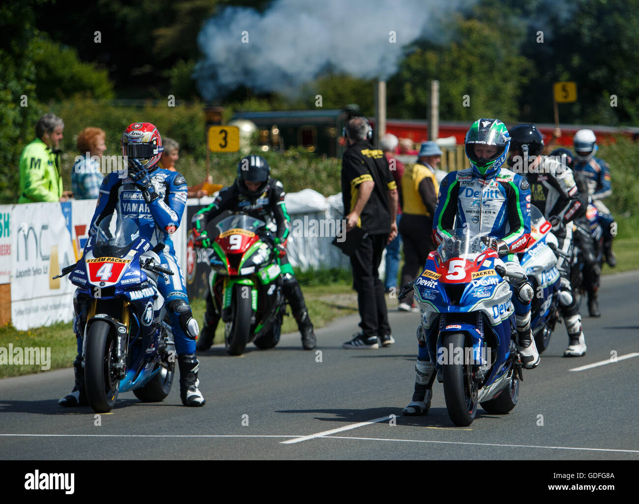 Ivan Lintin e altri piloti aspettano l'inizio del Manx gas campionato solista gara- Luglio 14. 2016 - Il Sud 100 gare su strada, Bi Foto Stock