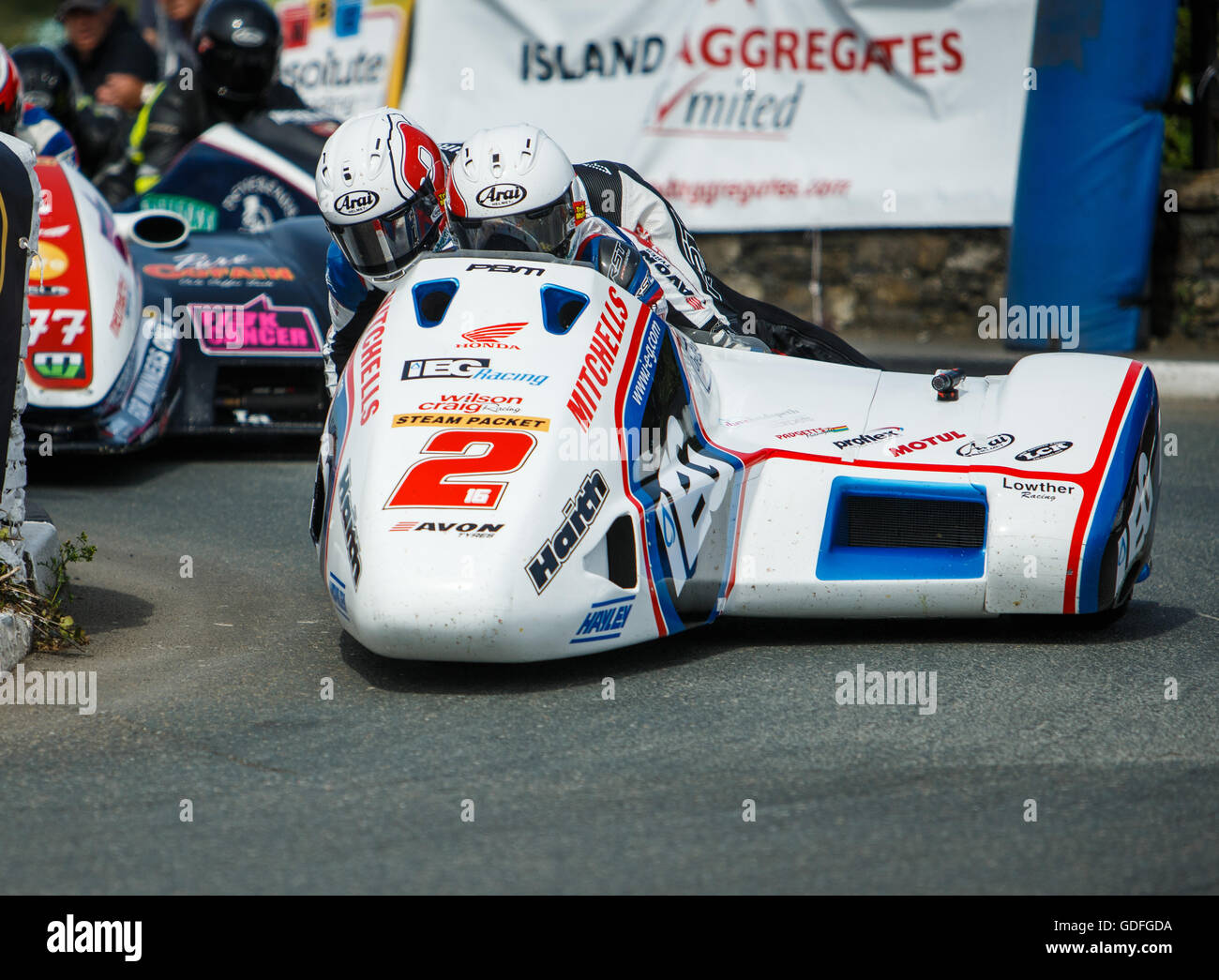 Ben & Tom Birchall round angolo Castletown durante il Manx gas campionato Sidecar- Luglio 14. 2016 - Il Sud 100 gare su strada, Bi Foto Stock