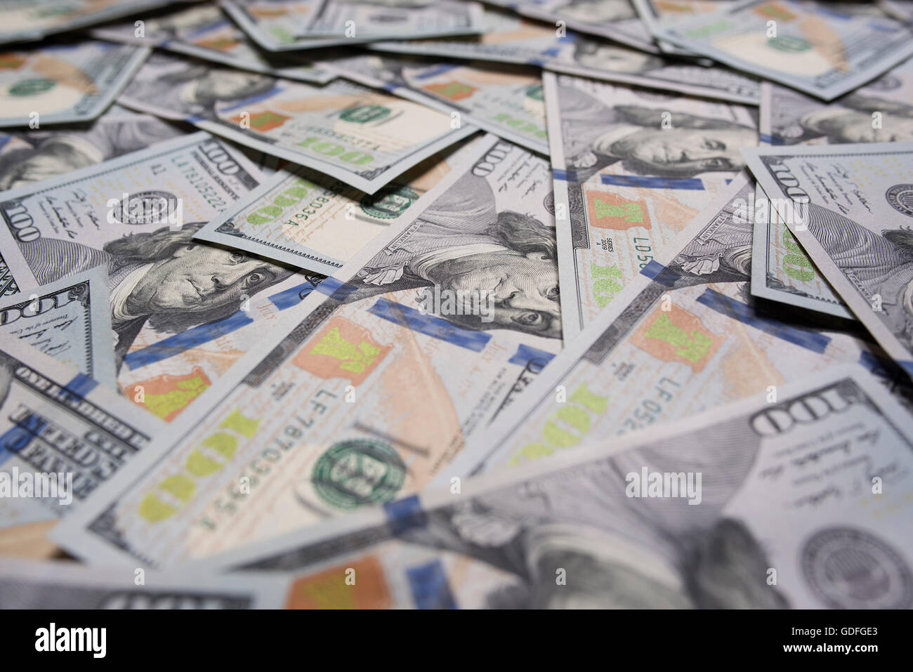 Un centinaio di dollari dello sfondo. Background pavimentata con centinaia di fatture del dollaro. Foto Stock