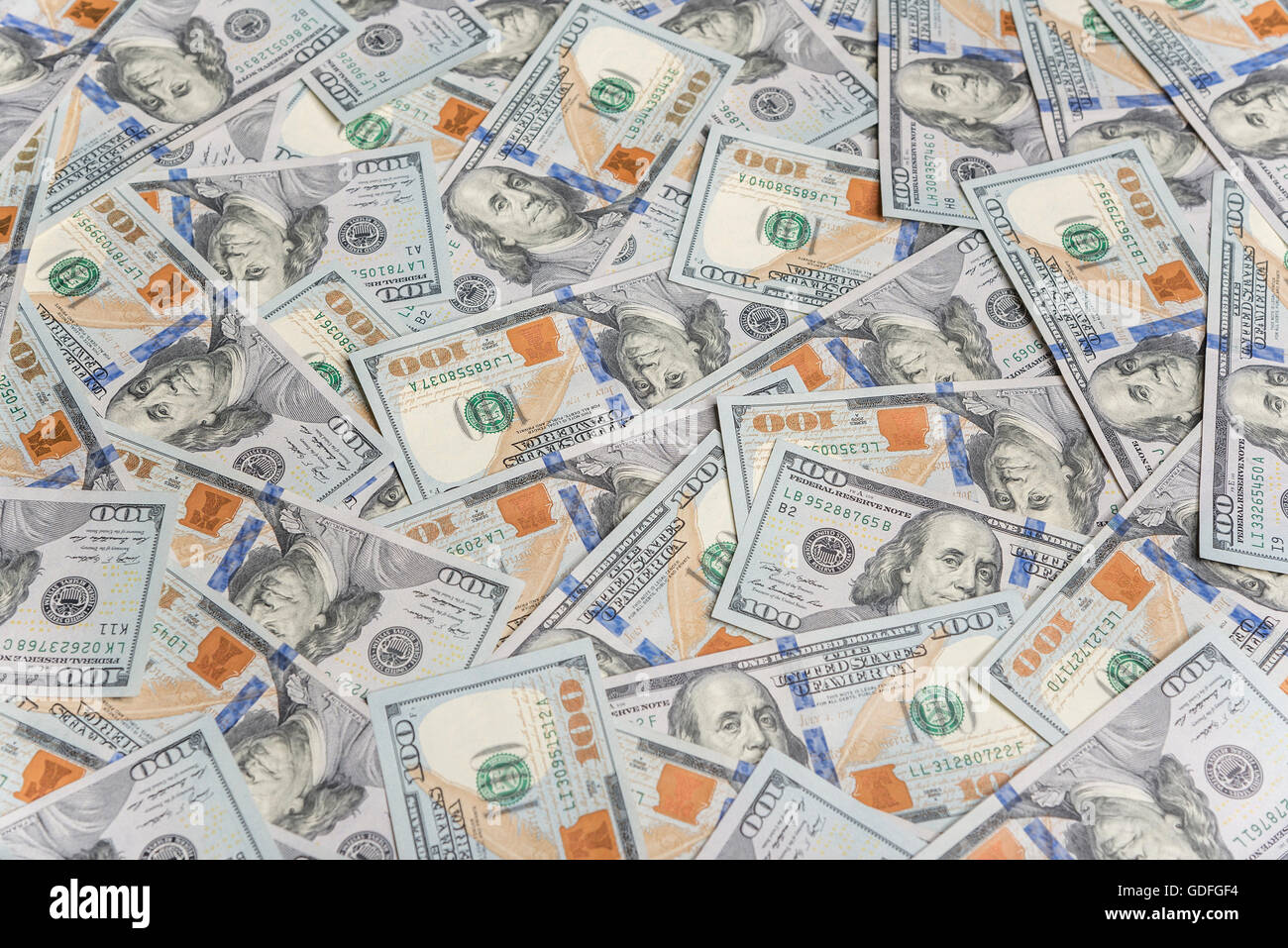 Un centinaio di dollari dello sfondo. Background pavimentata con centinaia di fatture del dollaro. Foto Stock