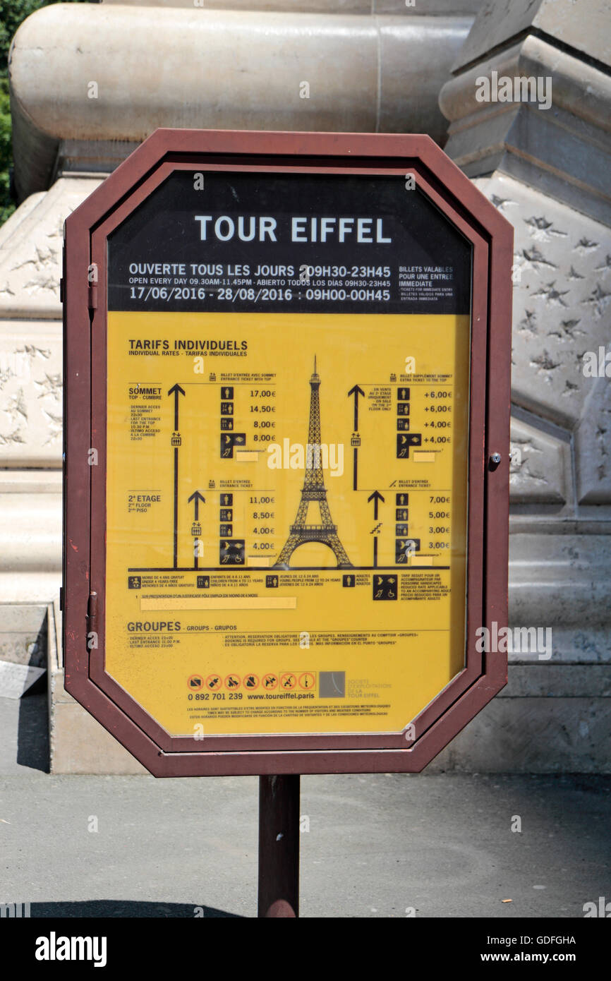 Diagramma che mostra il listino prezzi completo per i visitatori di andare a diversi livelli della Torre Eiffel, Parigi, Francia Foto Stock