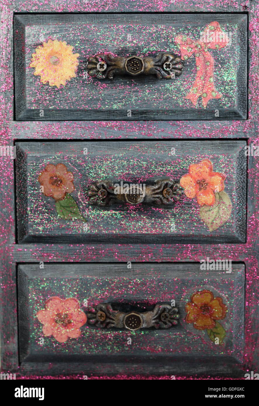 Hnadmade gingillo box e mini cassettiera su un shabby chic di sfondo Foto  stock - Alamy