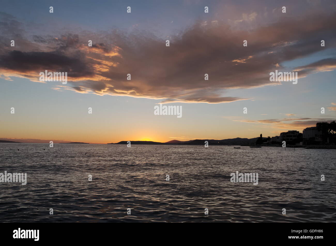 Tramonto su Split, Croazia con mare calmo e nuvole Foto Stock