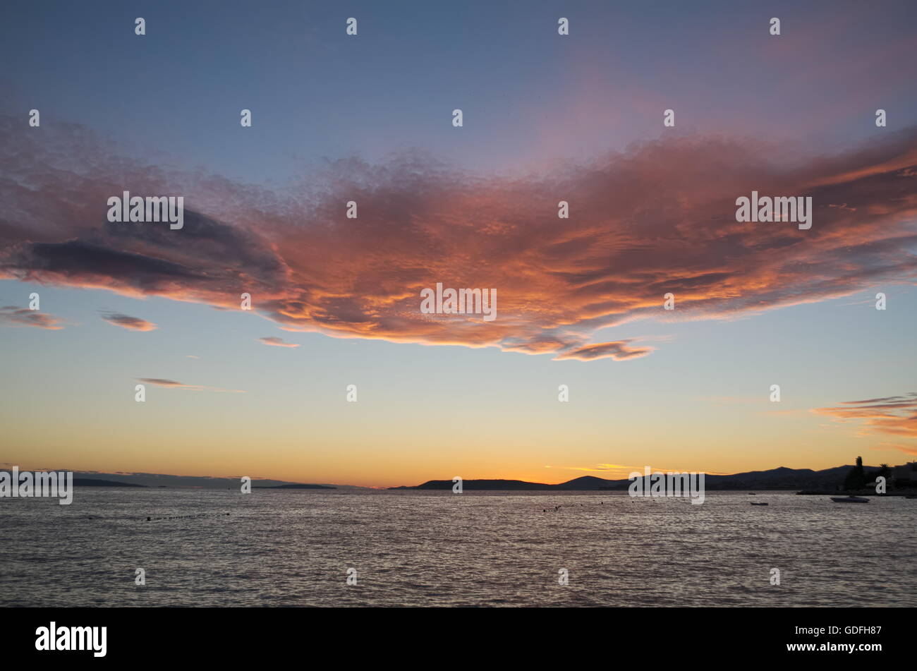 Tramonto su Split, Croazia con mare calmo e magico orizzontale di Nuvole Foto Stock