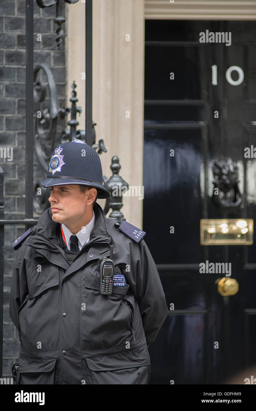 La Metropolitan Police Officer nella parte anteriore della porta 10 di Downing Street a Londra il giorno Theresa Maggio arriva come PM. Foto Stock