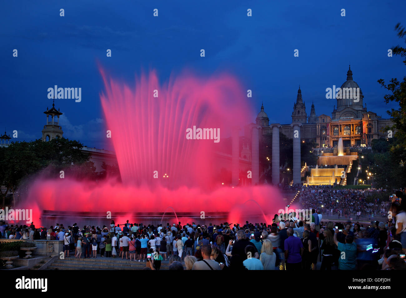 Il 'Font Magica' ('magic fontana') di fronte al Palau Nacional (Museu Nacional d'Art de Catalunya), Barcellona, Spagna. Foto Stock