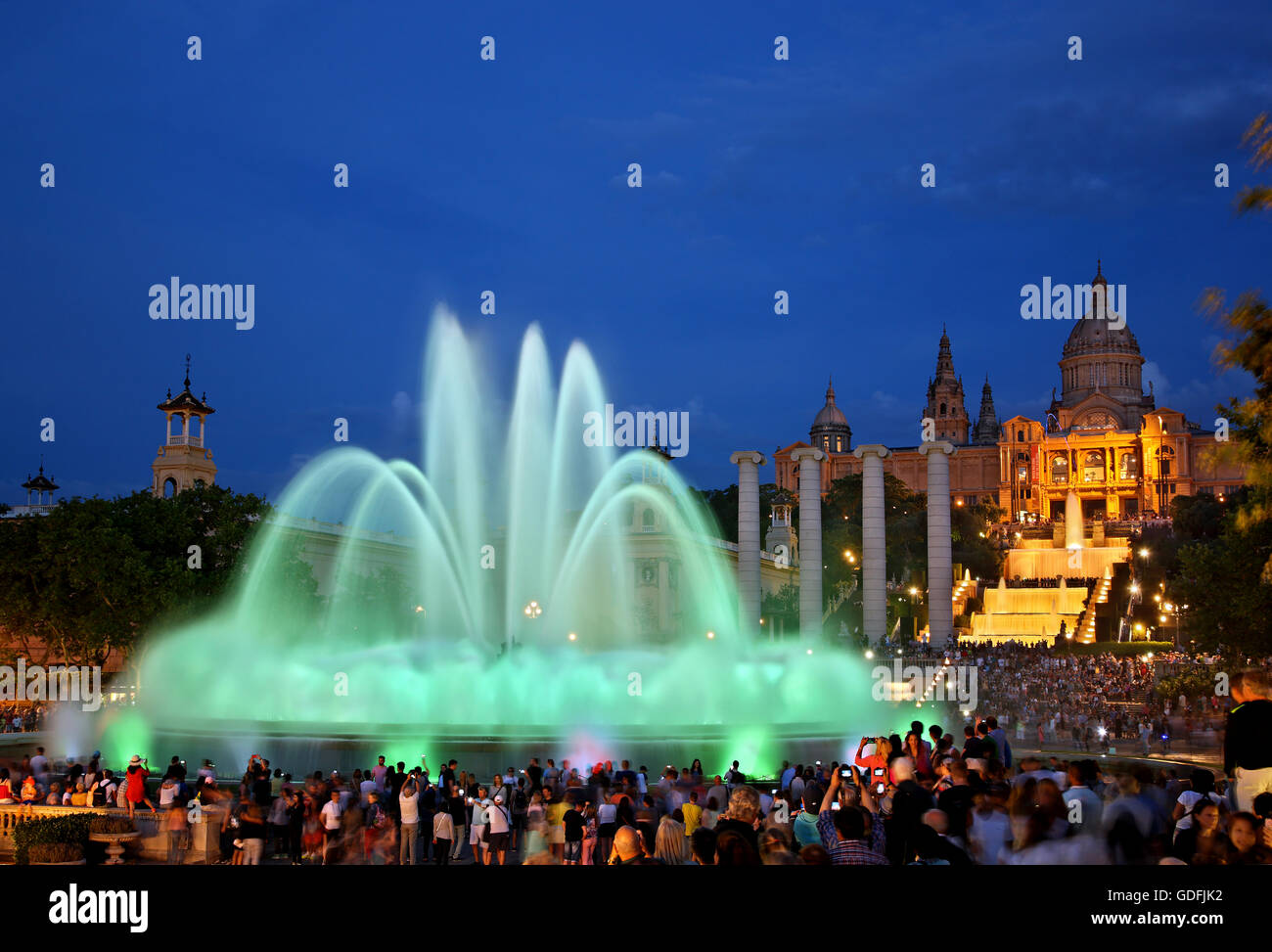 Il 'Font Magica' ('magic fontana') di fronte al Palau Nacional (Museu Nacional d'Art de Catalunya), Barcellona, Spagna. Foto Stock
