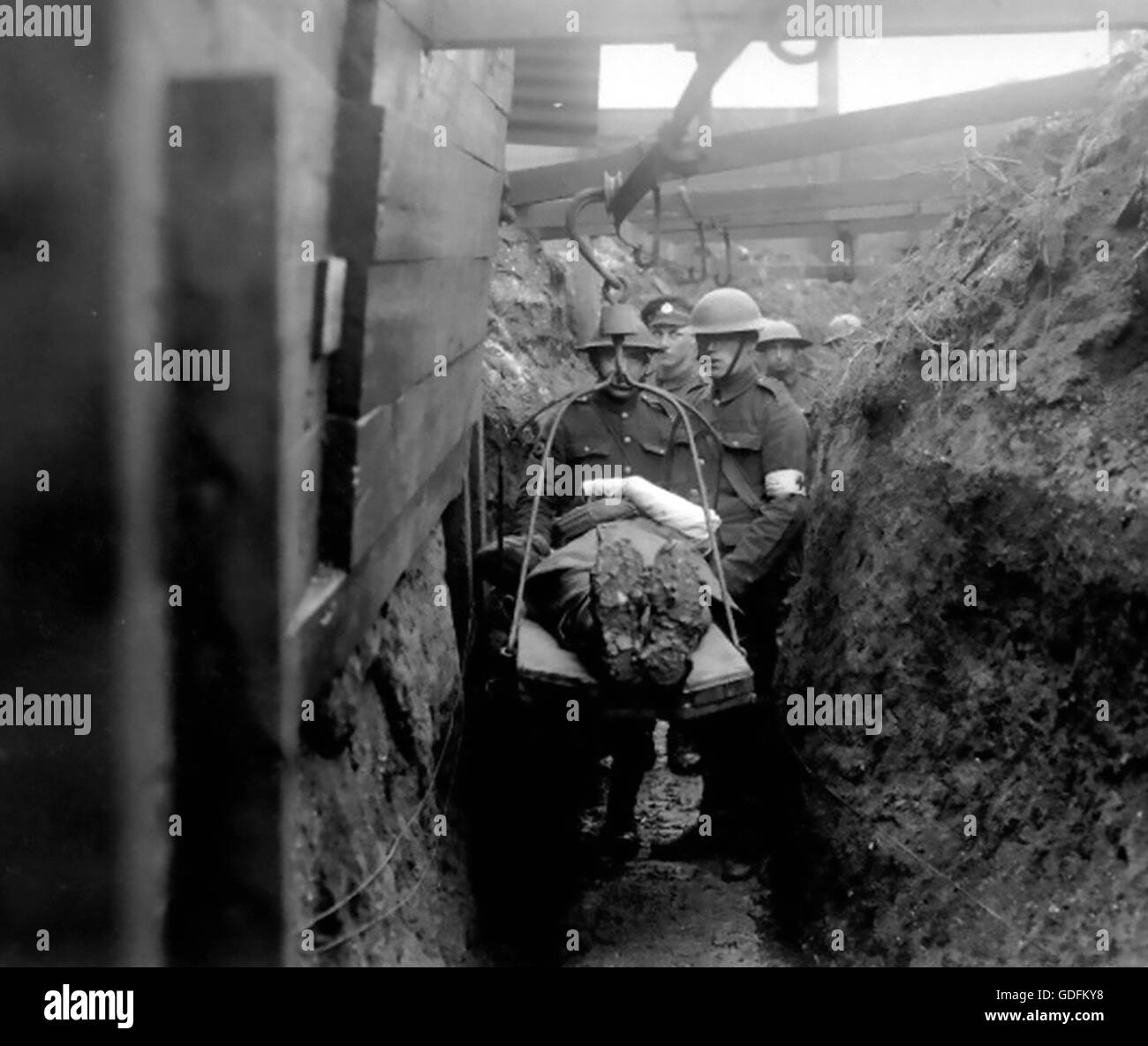 Prima guerra mondiale portando British feriti in sotterraneo un ospedale da campo utilizzando un carrello di overhead di sistema. Foto: funzionario britannico - Senza data Foto Stock