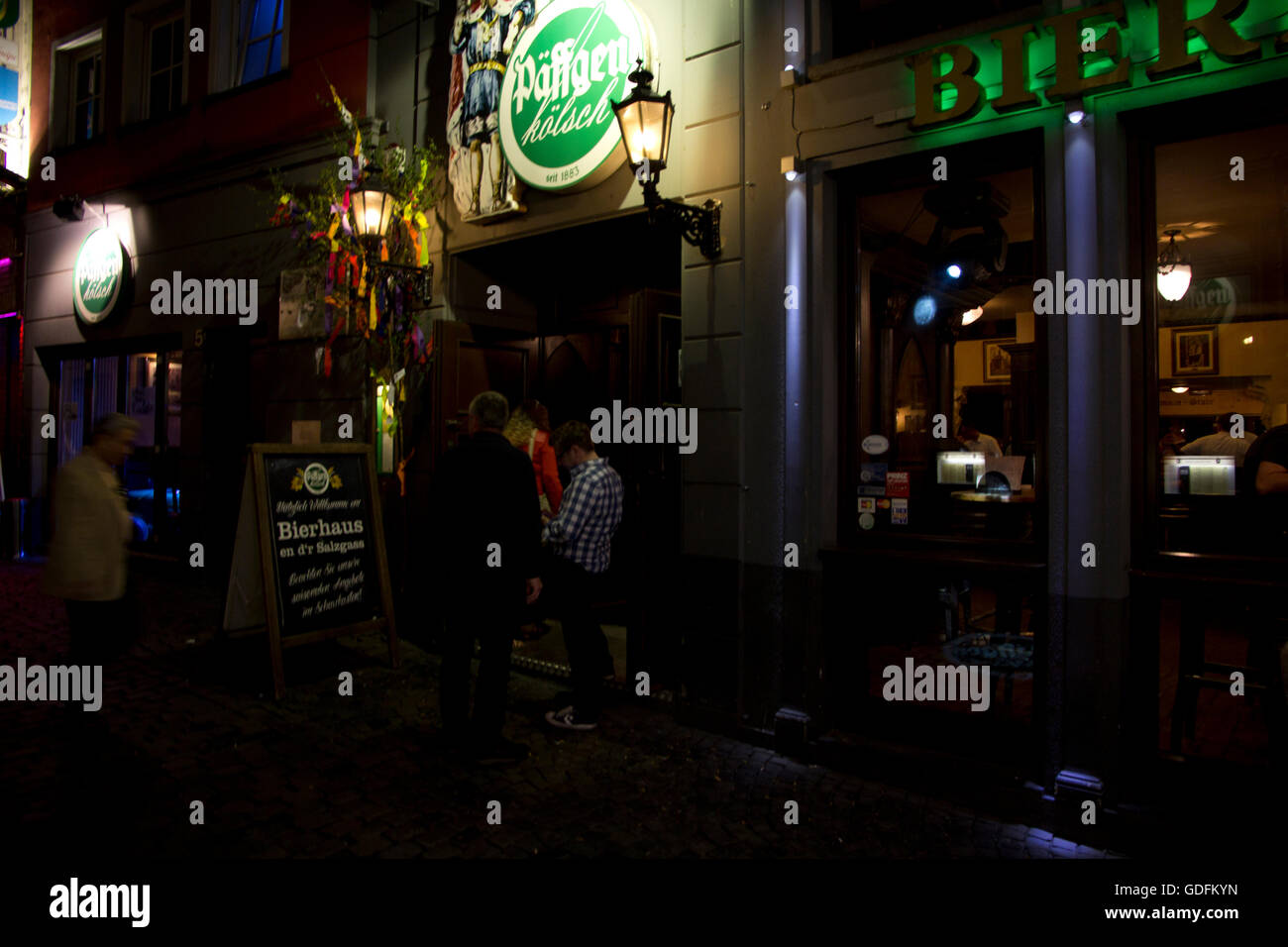 Paffgen Kolsch è una delle città vecchia colonia preferito di case brew che serve Kolsch, una luce nitida la birra prodotta solo in Colonia. Foto Stock