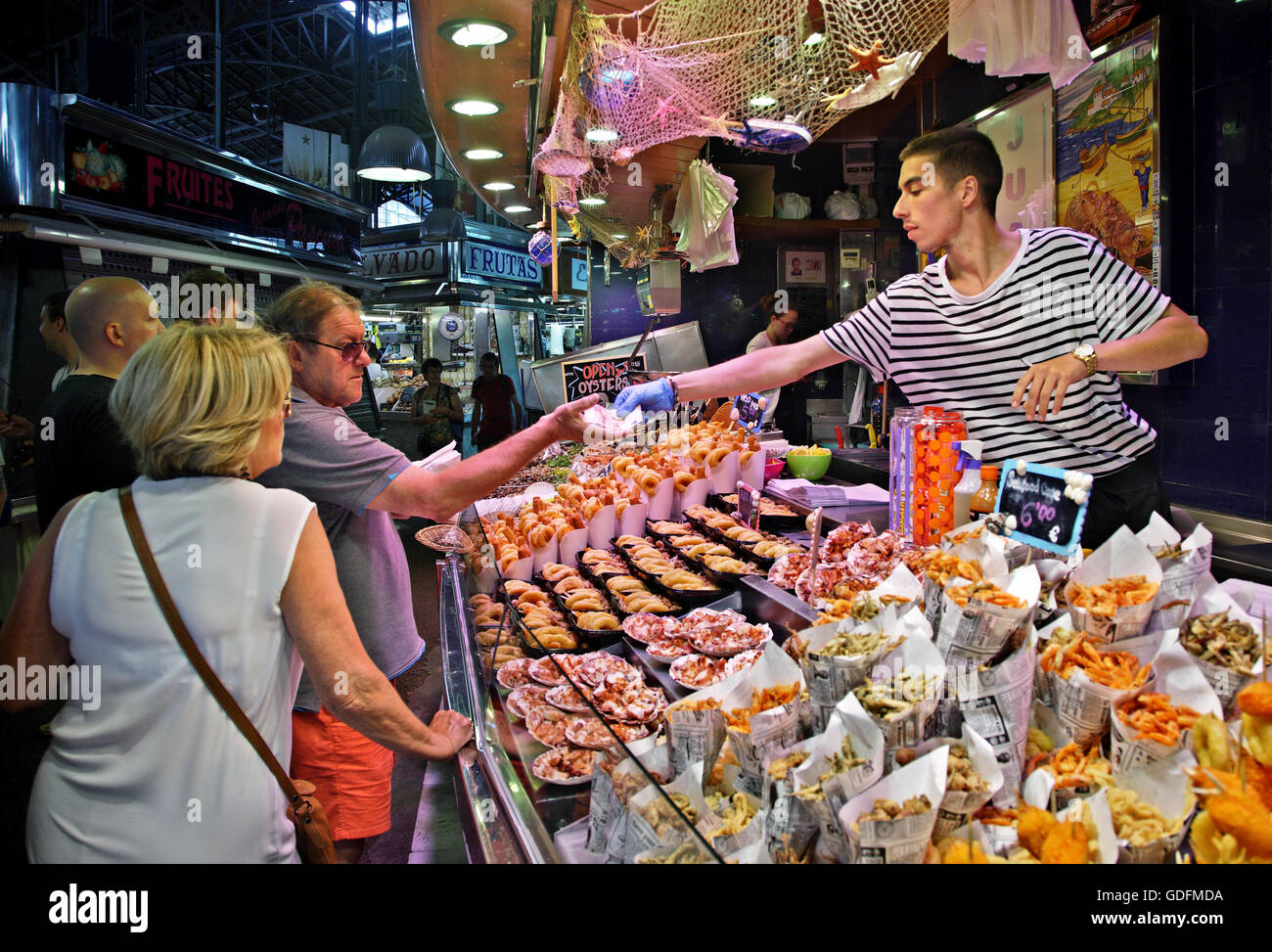 La Boqueria ('Mercat de Sant Josep de la Boqueria'), il famoso mercato alimentare accanto alla Rambla di Barcellona, in Catalogna, Spagna. Foto Stock