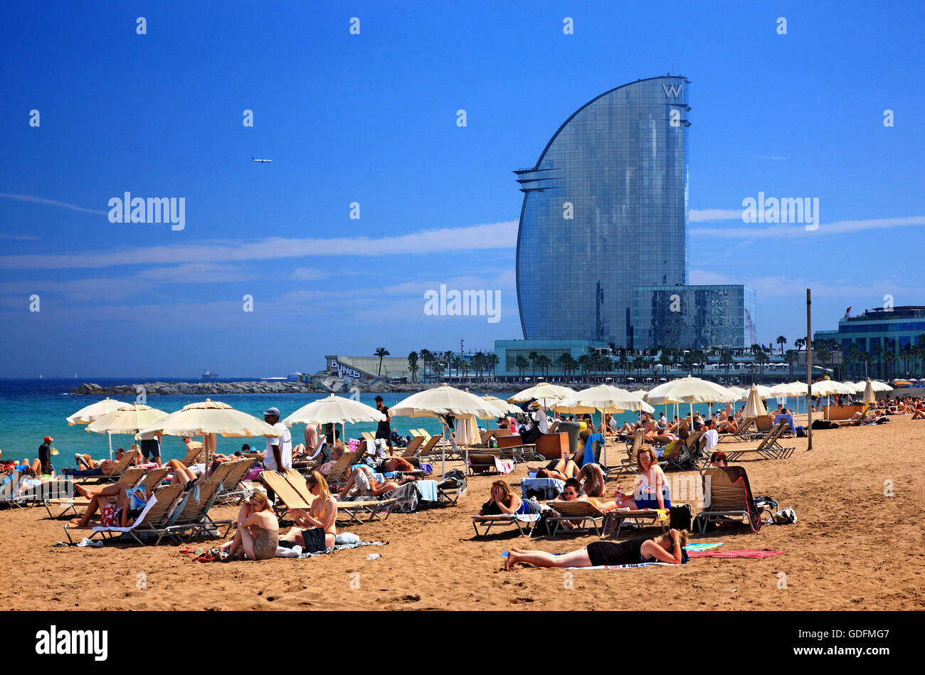 Di Sant Sebastia e Spiaggia di Barceloneta, Barcellona, in Catalogna, Spagna. Sullo sfondo il W hotel. Foto Stock