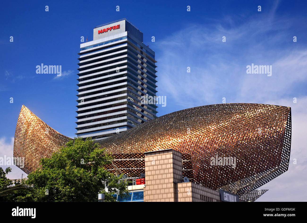 Il "pesce" ("Peix') da Frank Gehry, vicino al Porto Olimpico di Barcellona, in Catalogna, Spagna. Foto Stock
