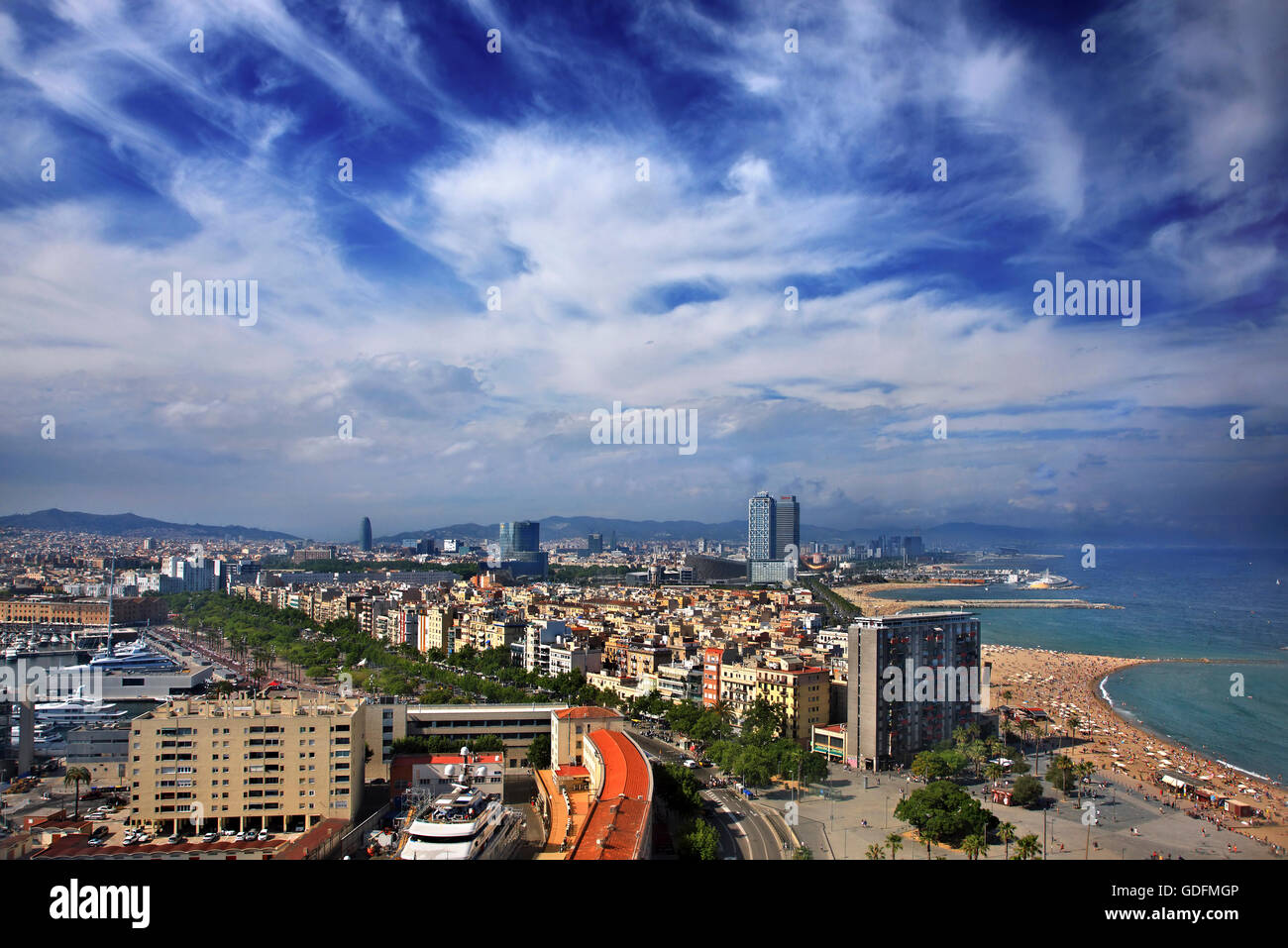 La Barceloneta Barcelona, Catalunya, Spagna. Vista dalla Torre de Sant Sebastia - Miramar (Montjuic) funivia Foto Stock