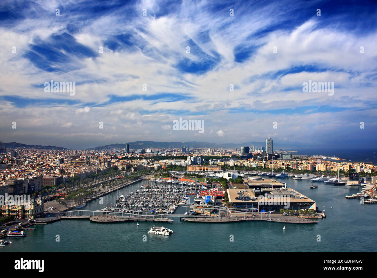 Il Port Vell & Barceloneta, Barcellona, Cataonia, Spagna. Vista dalla Torre de Sant Sebastia - Miramar (Montjuic) funivia Foto Stock