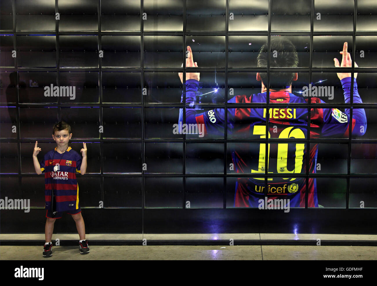 La prossima generazione di 'Messi' nel FC Barcelona Museum, Barcelona, Spagna. Foto Stock